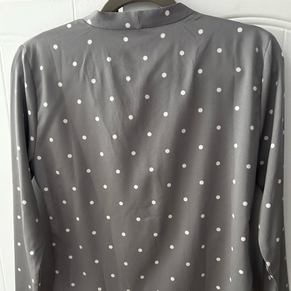 EUC Ann Taylor Charcoal Polka Dot Twist Blouse w/Long Sleeves V Neck LOVELY - Picture 14 of 14
